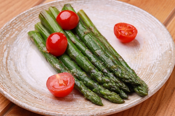 Спаржа с томатами черри