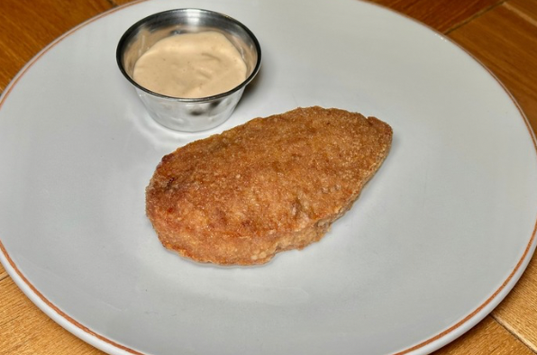 Котлета мясная с пряным соусом