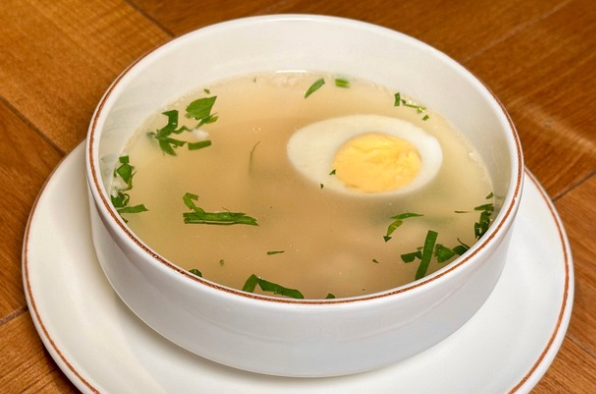 Куриный бульон с яйцом