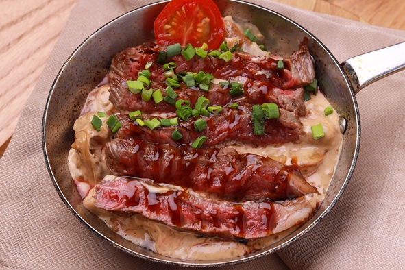 Фланк стейк с картофелем и грибами