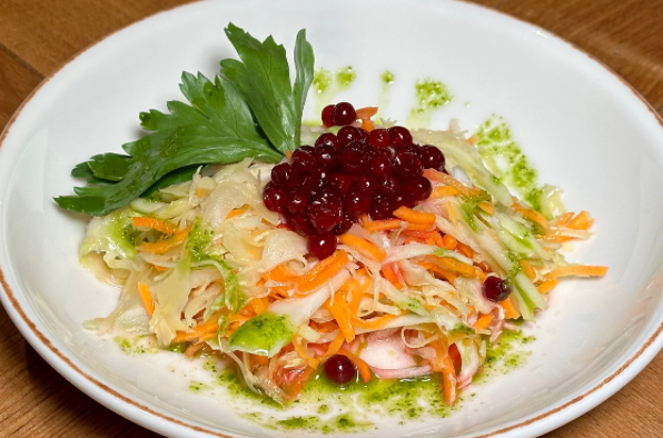 Салат капустный с брусникой