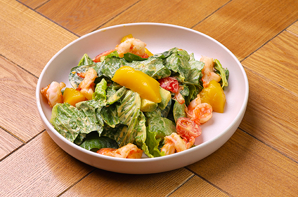 Салат с креветками и манго