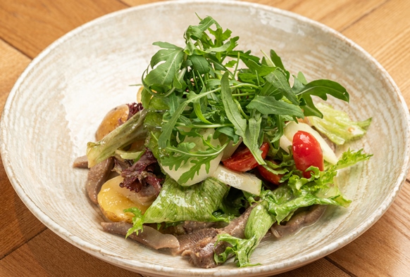 Салат с теплым языком