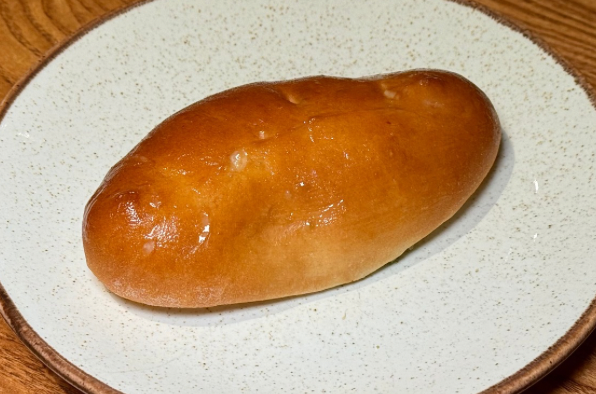 Пирожок с луком и яйцом
