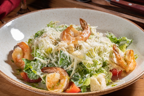 Салат Цезарь с тигровыми креветками