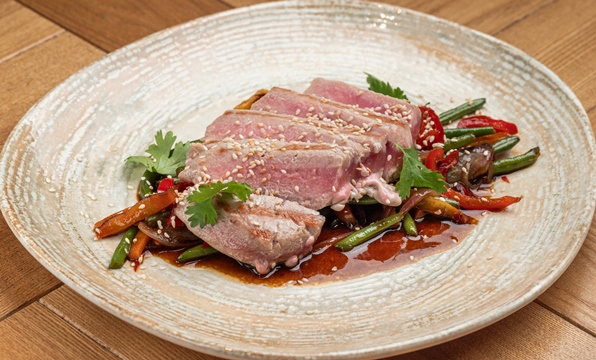 Стейк из тунца с сетом из овощей